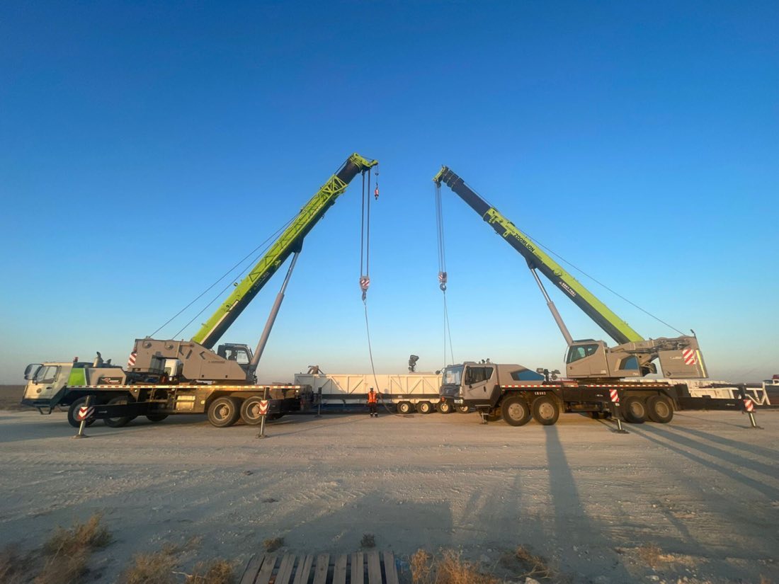 Twin mobile cranes performing a tandem lift